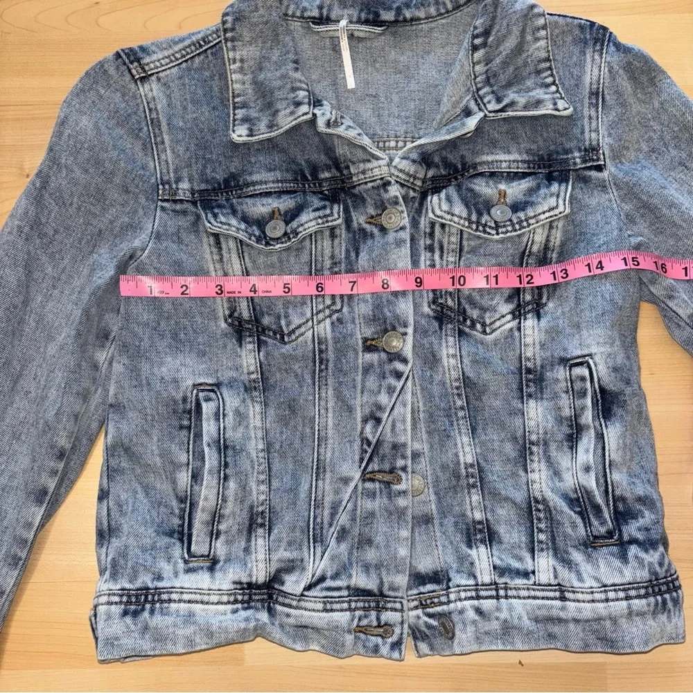 FREE PEOPLE Revolve Rumors Denim Jacket in Light Indigo Size Small Boho Festival - Picture 7 of 11